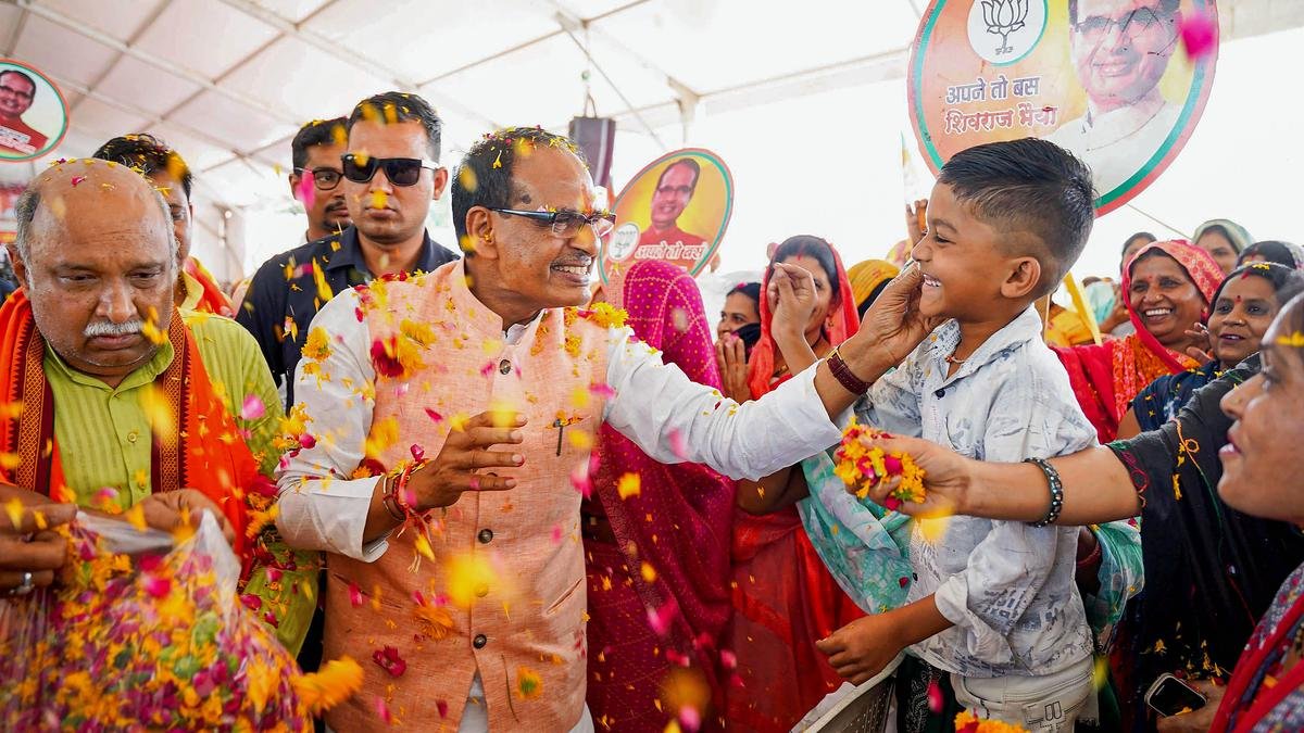 शिवराज चौहान का माइक बंद करने पर बीजेपी विधायक ने पुलिस को दी 'धमकी';  कांग्रेस ने पूर्व सीएम के खिलाफ कार्रवाई की मांग की