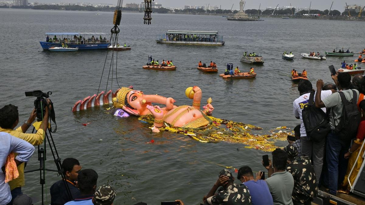 70 फीट ऊंची खैरताबाद गणेश प्रतिमा का भव्य जुलूस के साथ हुसैन सागर झील में विसर्जन किया गया