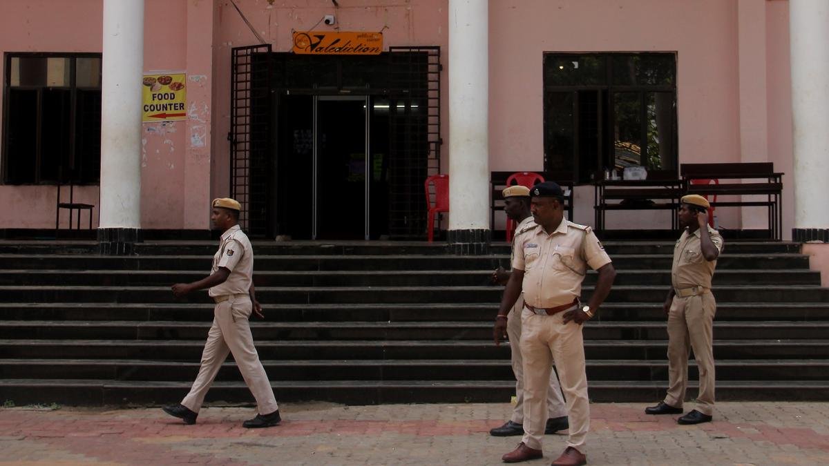 ओडिशा पुलिस ने भरतपुर स्टेशन पर सेना के कैप्टन और उनकी मंगेतर से जुड़ी घटना की जांच के आदेश दिए