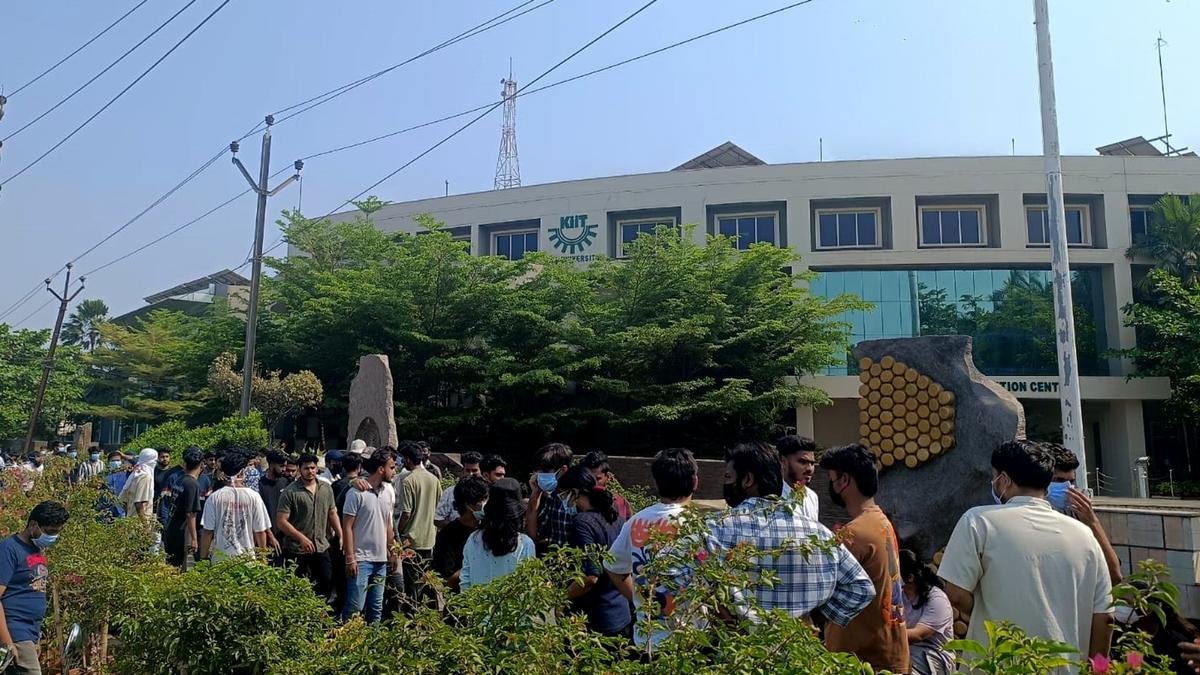 Mlas नेपाली छात्रों को 'लॉक करने' के लिए KIIT वैरिटी के खिलाफ कार्रवाई की मांग करें