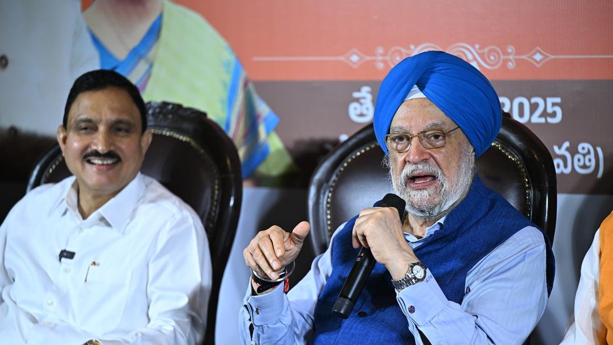 केंद्रीय मंत्री कहते हैं कि भारत में दुनिया में सबसे कम पेट्रोलियम की कीमतें हैं।