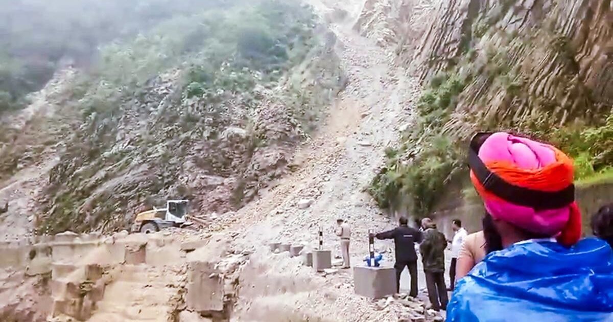 भूस्खलन से रोकी गई केदारनाथ यात्रा, सोनप्रयाग मार्ग पर भारी बारिश के बाद रास्ता बंद