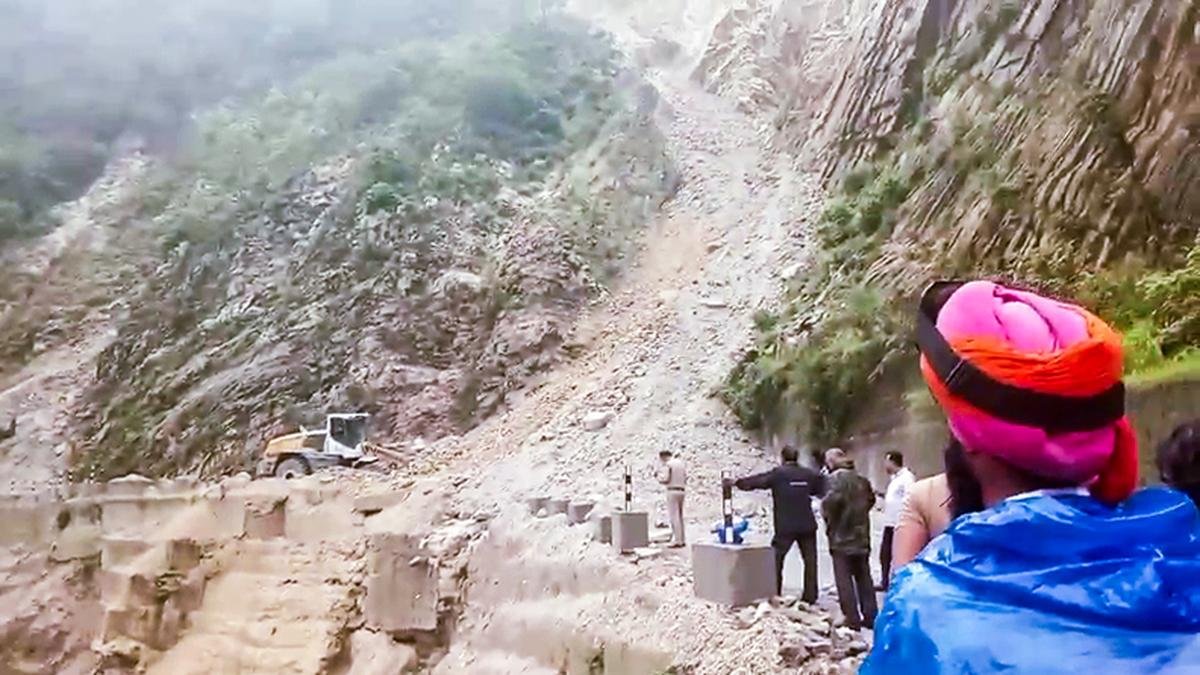 उत्तराखंड भूस्खलन के पास सोनप्रैग के पास केदारनाथ यात्रा को अस्थायी रूप से रोकते हैं