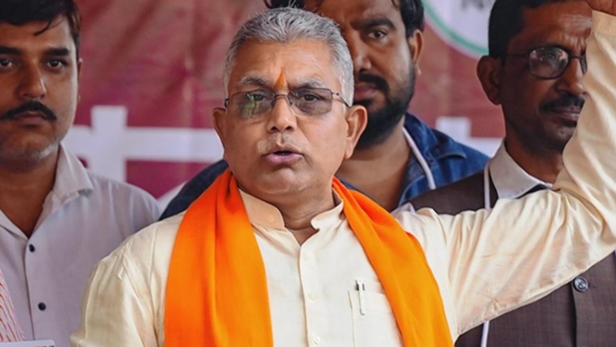 पश्चिम बंगाल के भाजपा के नेता दिलीप घोष सीपीआई (एम) नेता अनिल दास का दौरा करते हैं, जो टीएमसी महिला द्वारा 'हमला' किया गया था