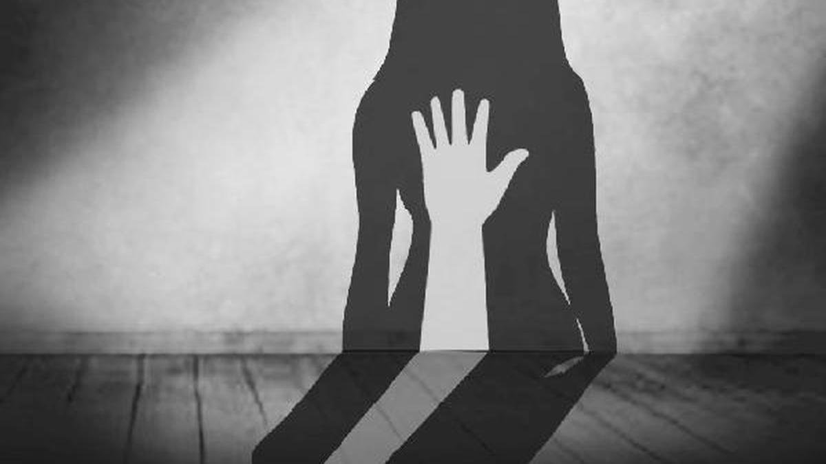 कूरियर बॉय के भेष में आया शिकारी, पुणे में 22 वर्षीय युवती से किया दुष्कर्म