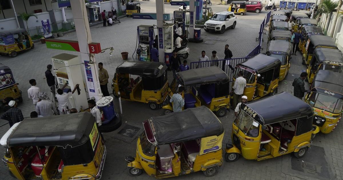 Hyderabad में CNG–LPG संकट पर हंगामा: मोबाइल टावर पर चढ़े ऑटो चालक, हिरासत में लिए गए