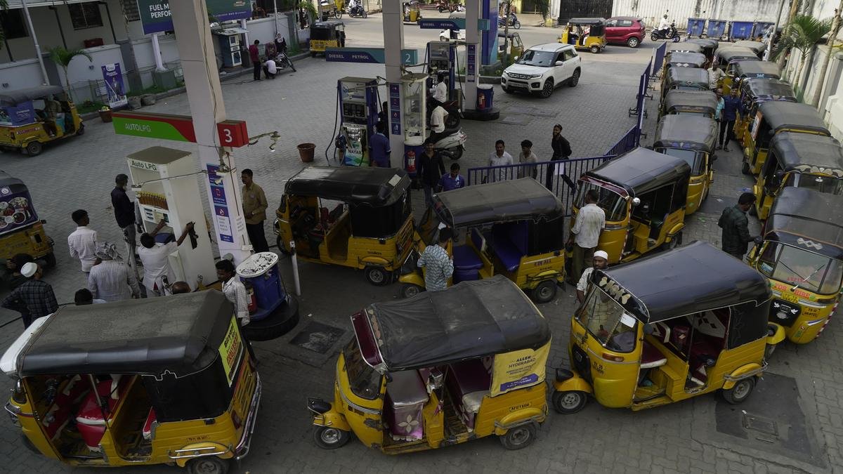 हैदराबाद ईंधन संकट: सीएनजी की कमी का दावा करते हुए ऑटो चालकों ने सेल टावर पर चढ़कर विरोध प्रदर्शन किया